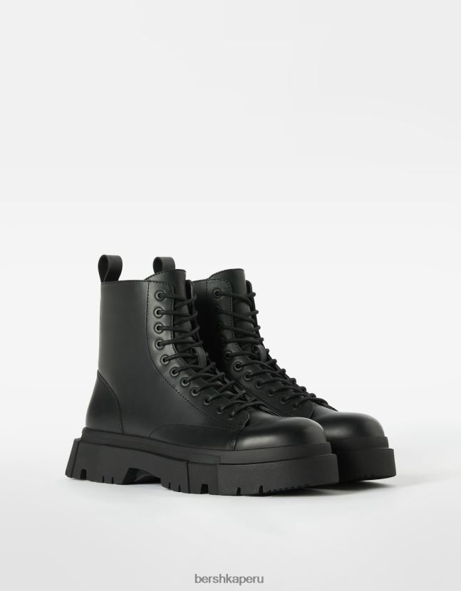 negro Bershka hombres botas con cordones y suela deportiva 806J6B3447