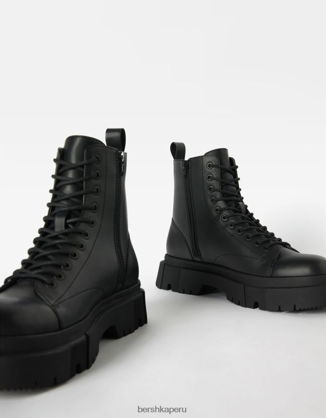 negro Bershka hombres botas con cordones y suela deportiva 806J6B3447