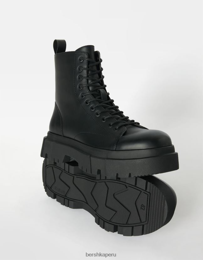 negro Bershka hombres botas con cordones y suela deportiva 806J6B3447