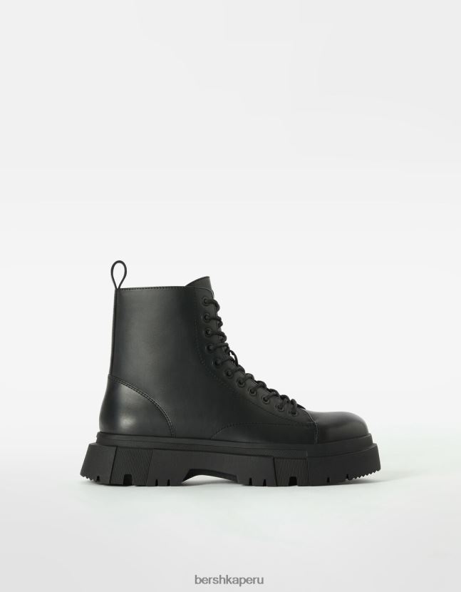 negro Bershka hombres botas con cordones y suela deportiva 806J6B3447