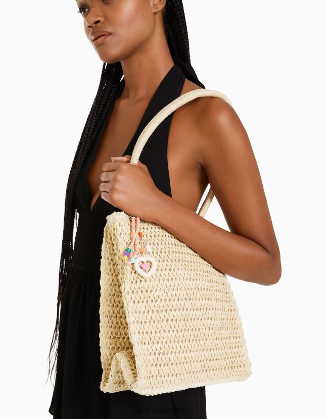 arena Bershka mujer bolso de mezcla de rafia con correas y dijes 806J6B1932