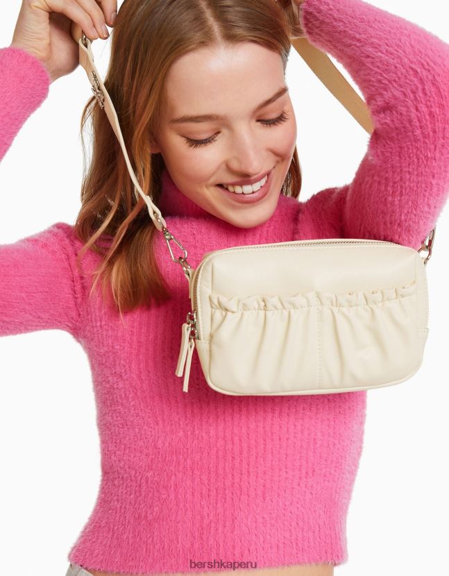crema Bershka mujer bandolera de piel sintética con detalle de mariposa 806J6B2405
