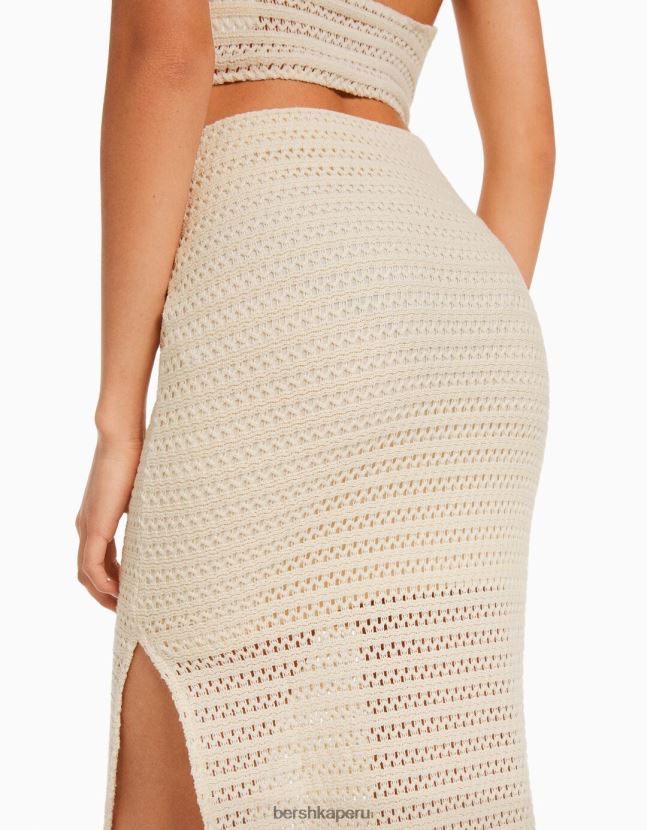 beige Bershka mujer conjunto de blusa y falda de crochet rustico 806J6B2037