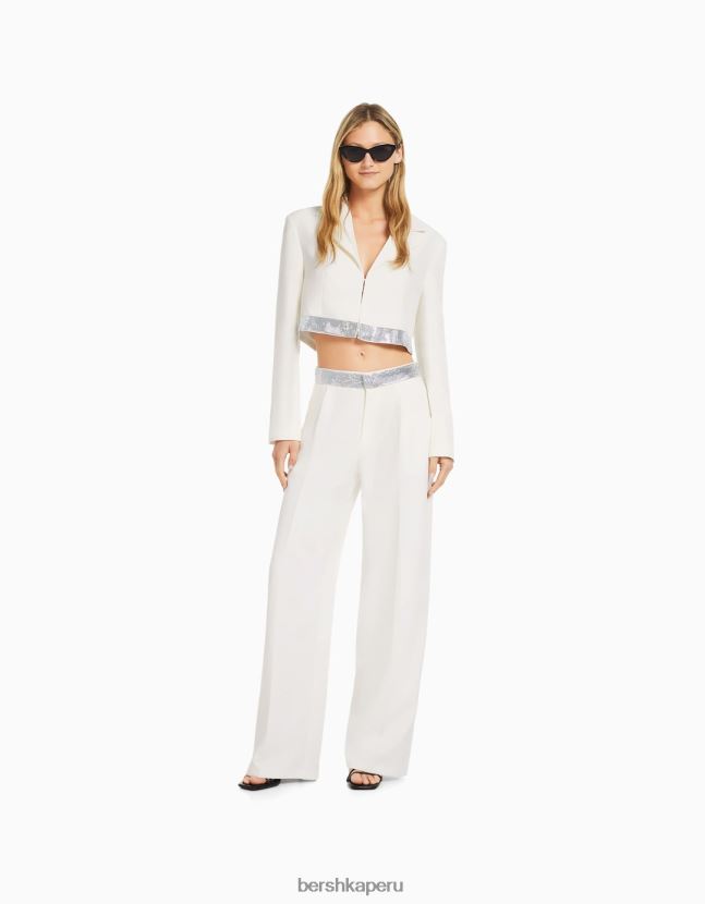 blanco Bershka mujer conjunto de blazer y pantalón con parte superior de pedrería 806J6B2004