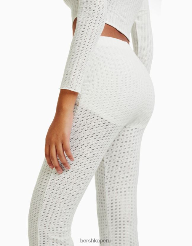 crema Bershka mujer pantalones acampanados de punto abierto 806J6B2041