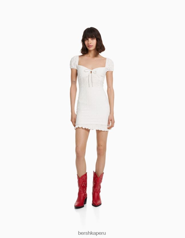 crema Bershka mujer vestido corto de manga corta con bordado suizo 806J6B101