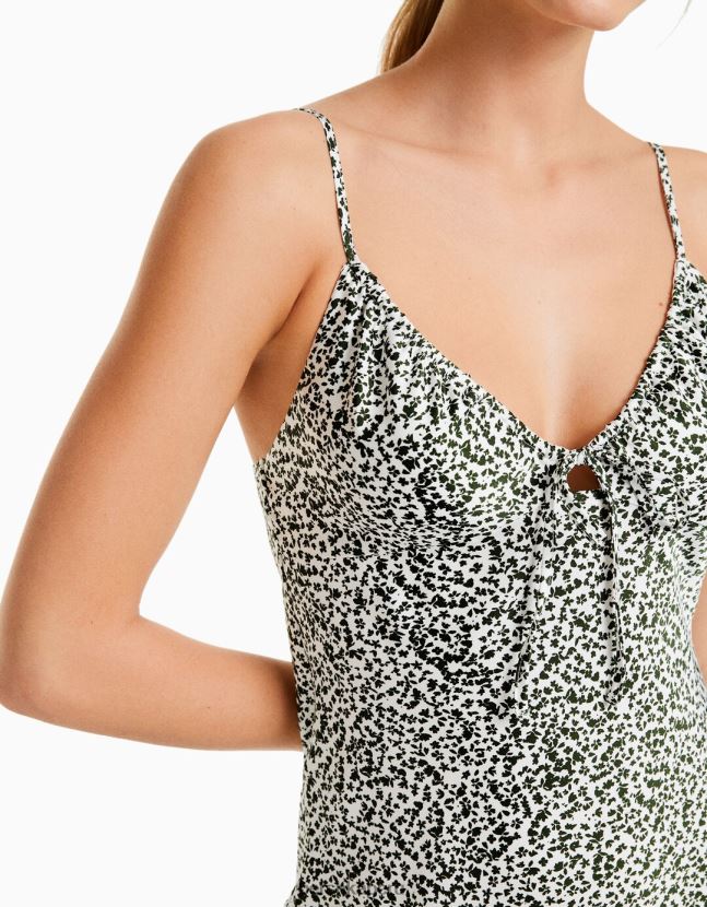 multicolor Bershka mujer minivestido fluido de satén con tiras y frunces 806J6B69