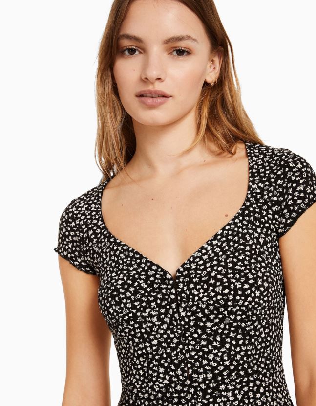 negro Bershka mujer mini vestido estampado de manga corta con escote corazón 806J6B273