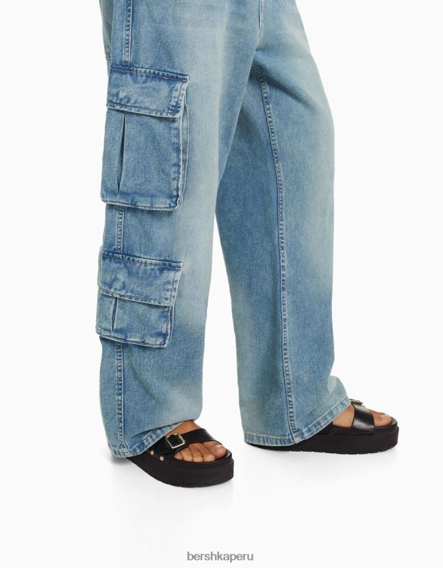 azul claro Bershka mujer jeans cargo con múltiples bolsillos 806J6B1292