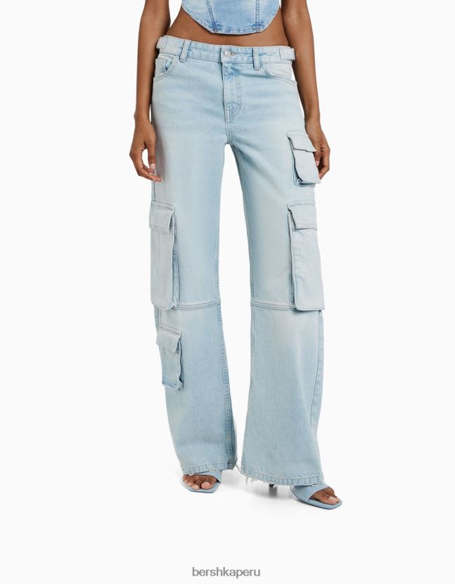 azul claro Bershka mujer vaqueros cargo con varios bolsillos y efecto desteñido 806J6B1291