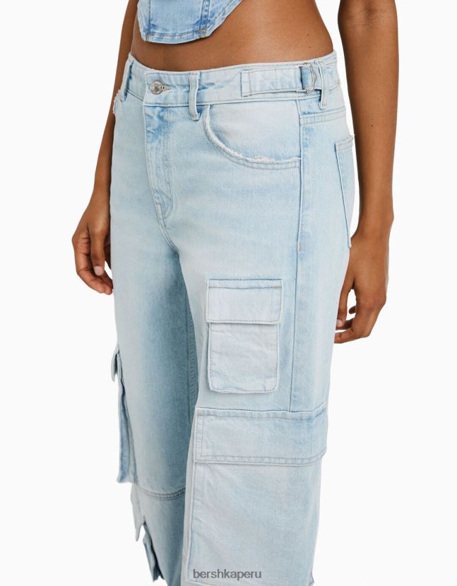 azul claro Bershka mujer vaqueros cargo con varios bolsillos y efecto desteñido 806J6B1291