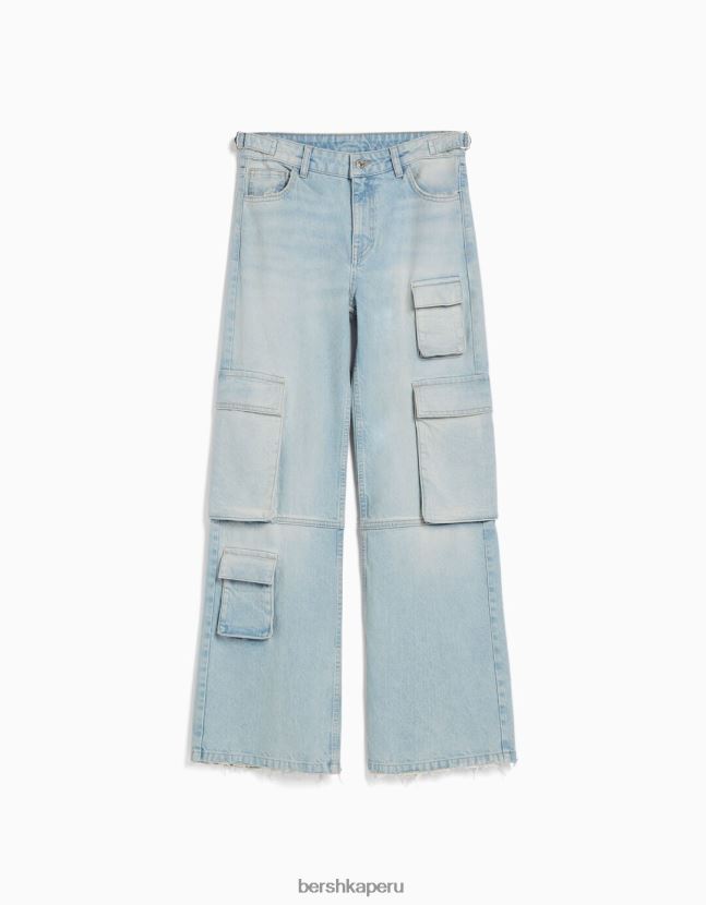 azul claro Bershka mujer vaqueros cargo con varios bolsillos y efecto desteñido 806J6B1291