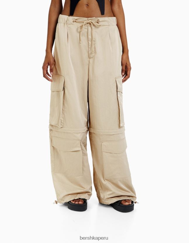 camello Bershka mujer pantalones cargo de mezcla de nailon 806J6B1355