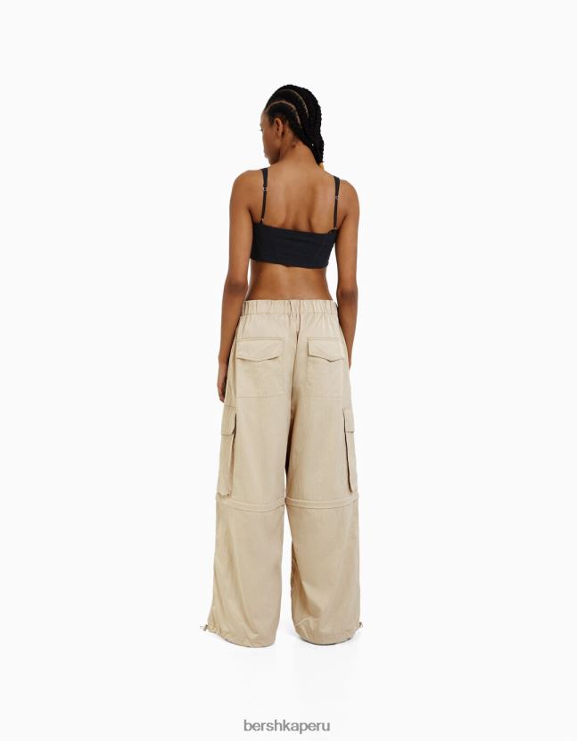camello Bershka mujer pantalones cargo de mezcla de nailon 806J6B1355