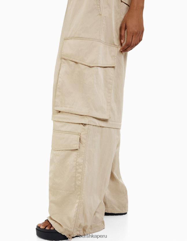 camello Bershka mujer pantalones cargo de mezcla de nailon 806J6B1355