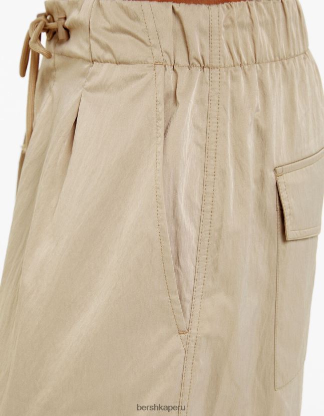 camello Bershka mujer pantalones cargo de mezcla de nailon 806J6B1355