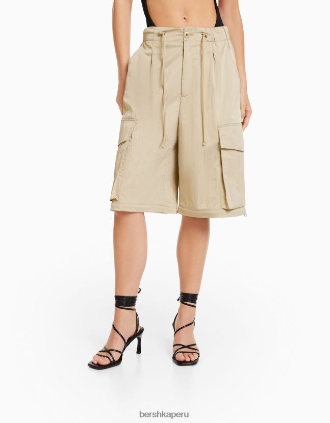 camello Bershka mujer pantalones cargo de mezcla de nailon 806J6B1356