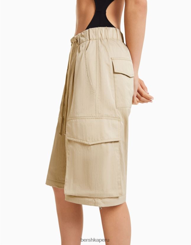 camello Bershka mujer pantalones cargo de mezcla de nailon 806J6B1356