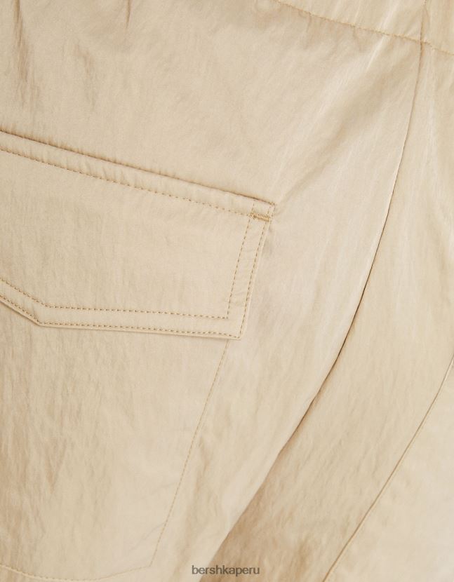 camello Bershka mujer pantalones cargo de mezcla de nailon 806J6B1356