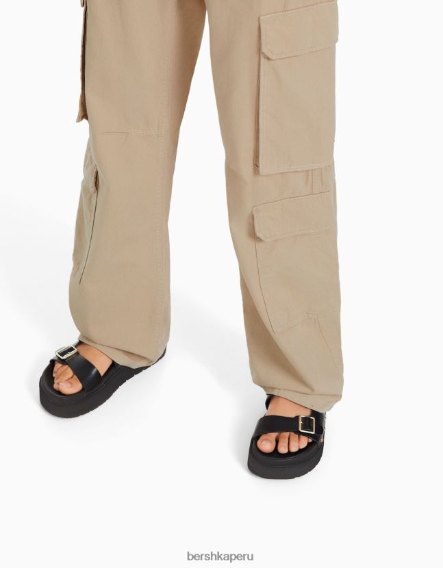 camello Bershka mujer pantalones cargo de sarga ajustables con múltiples bolsillos 806J6B1289