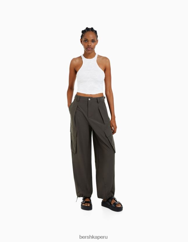 caqui Bershka mujer pantalones cargo de mezcla de nailon y algodón con pinzas 806J6B1347