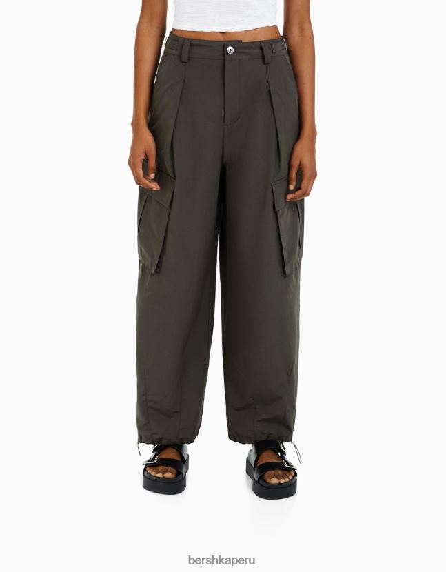 caqui Bershka mujer pantalones cargo de mezcla de nailon y algodón con pinzas 806J6B1347
