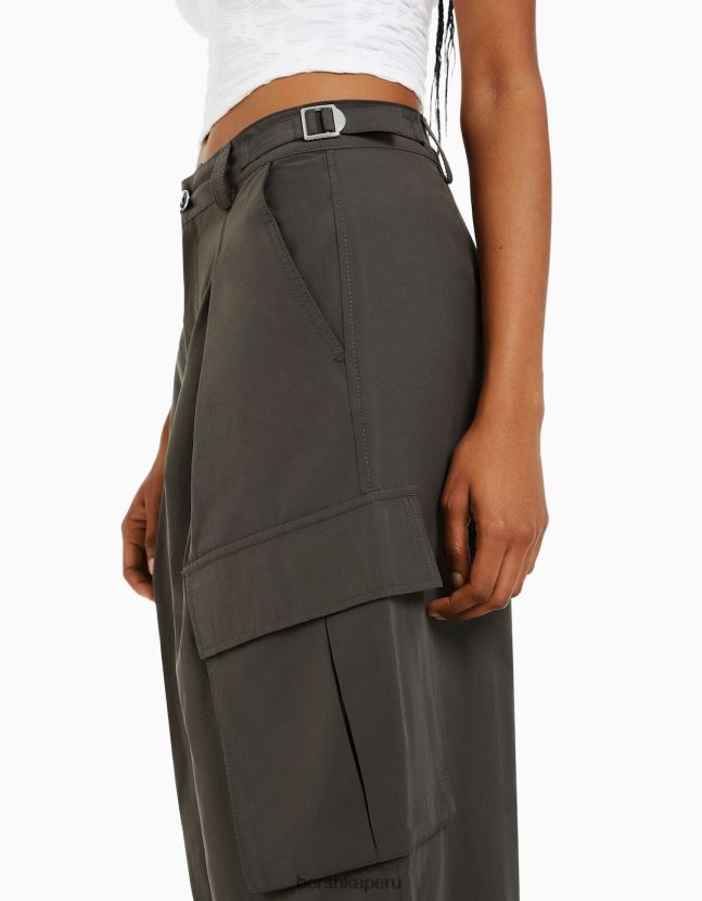 caqui Bershka mujer pantalones cargo de mezcla de nailon y algodón con pinzas 806J6B1347