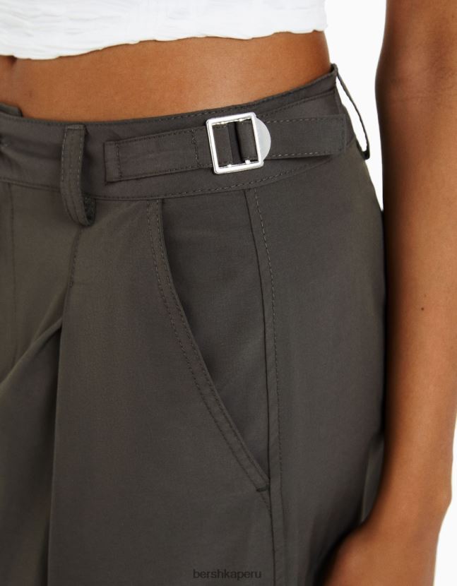 caqui Bershka mujer pantalones cargo de mezcla de nailon y algodón con pinzas 806J6B1347