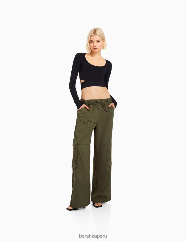 caqui Bershka mujer pantalones cargo de nailon con múltiples bolsillos y pernera ancha 806J6B1334