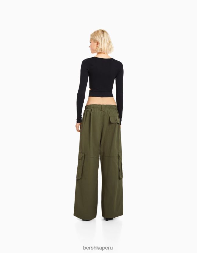 caqui Bershka mujer pantalones cargo de nailon con múltiples bolsillos y pernera ancha 806J6B1334
