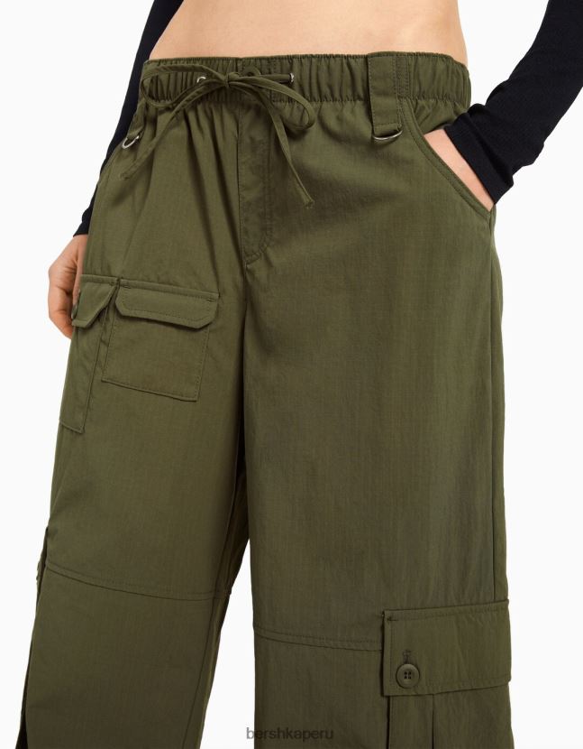 caqui Bershka mujer pantalones cargo de nailon con múltiples bolsillos y pernera ancha 806J6B1334