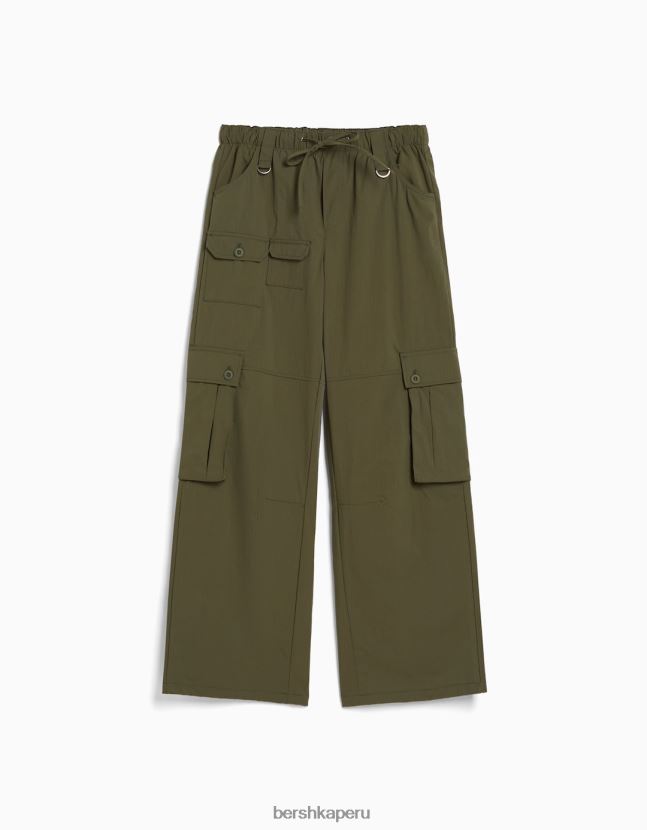 caqui Bershka mujer pantalones cargo de nailon con múltiples bolsillos y pernera ancha 806J6B1334