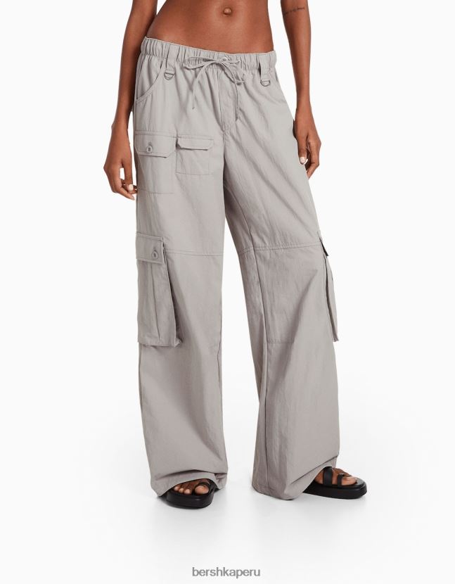 exclusivo Bershka mujer pantalones cargo de nailon con múltiples bolsillos y pernera ancha 806J6B1333