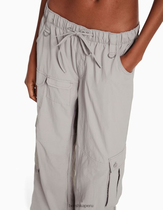 exclusivo Bershka mujer pantalones cargo de nailon con múltiples bolsillos y pernera ancha 806J6B1333