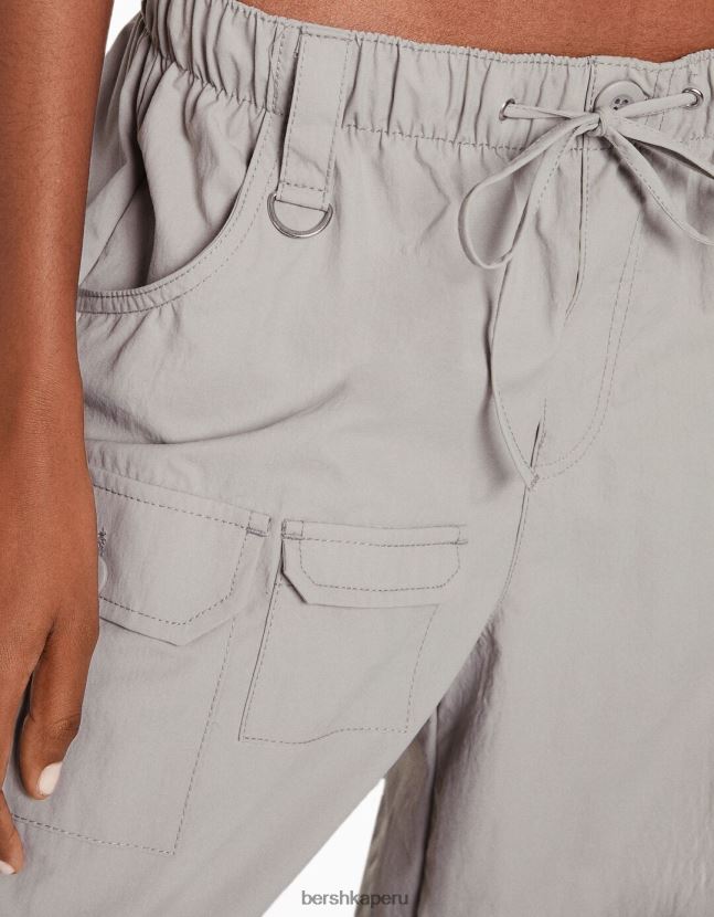 exclusivo Bershka mujer pantalones cargo de nailon con múltiples bolsillos y pernera ancha 806J6B1333