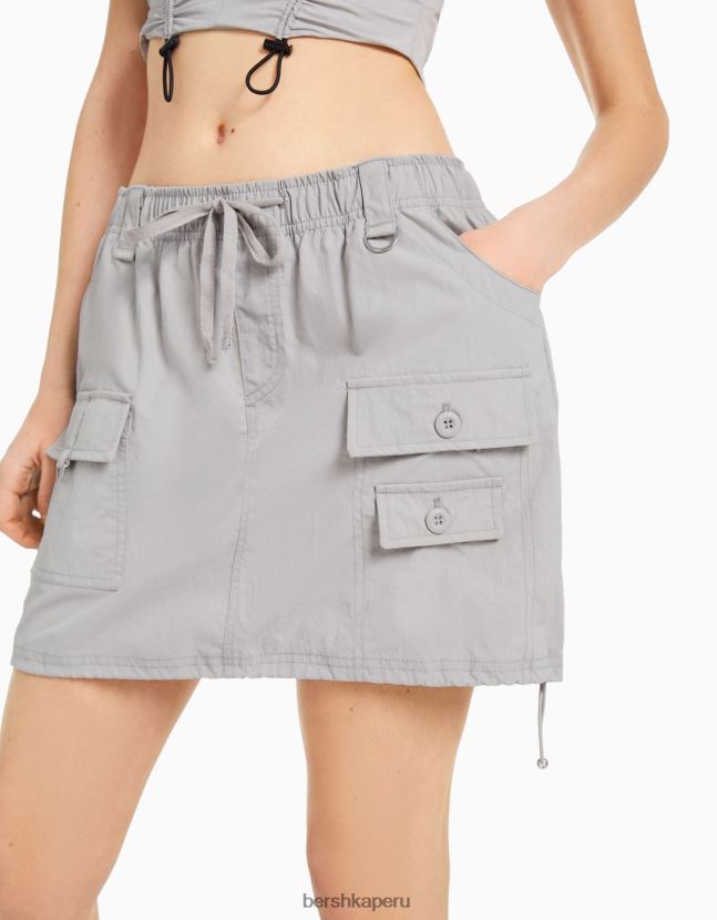 gris Bershka mujer minifalda cargo de nailon con múltiples bolsillos 806J6B1401