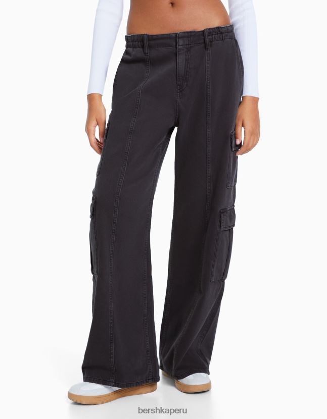 gris oscuro Bershka mujer jeans cargo con pernera ancha y múltiples bolsillos 806J6B1304