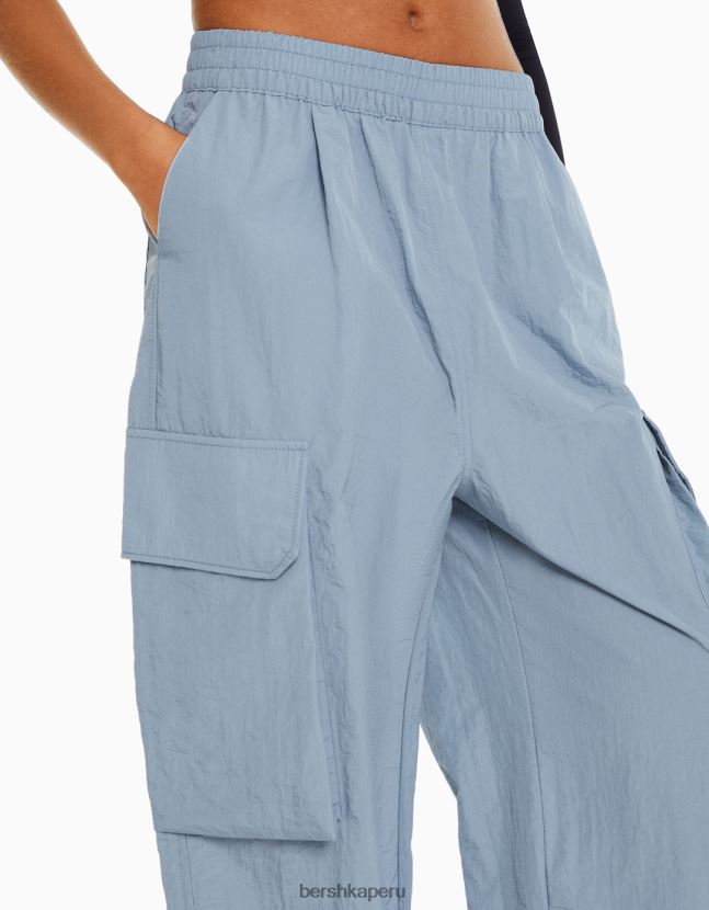 gris oscuro Bershka mujer pantalones de chándal cargo de nailon con bolsillos 806J6B1337