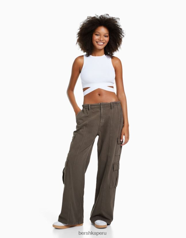 marrón Bershka mujer jeans cargo con pernera ancha y múltiples bolsillos 806J6B1302