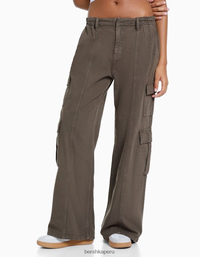 marrón Bershka mujer jeans cargo con pernera ancha y múltiples bolsillos 806J6B1302