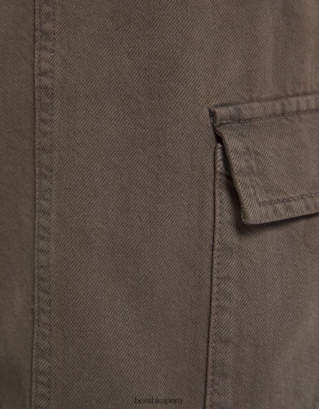 marrón Bershka mujer jeans cargo con pernera ancha y múltiples bolsillos 806J6B1302