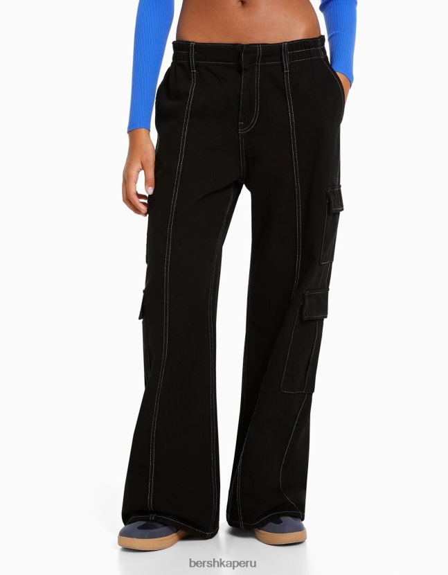 negro Bershka mujer jeans cargo con pernera ancha y múltiples bolsillos 806J6B1303