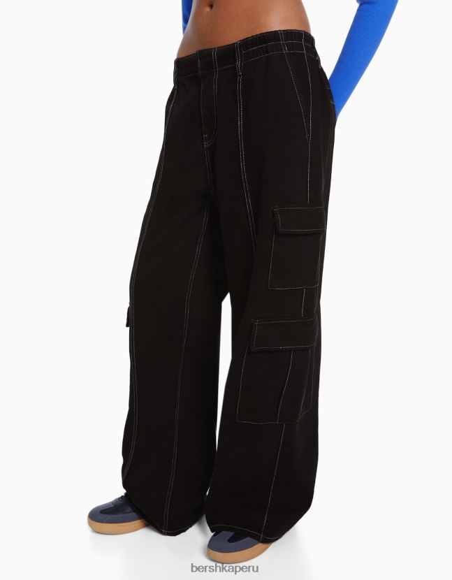 negro Bershka mujer jeans cargo con pernera ancha y múltiples bolsillos 806J6B1303