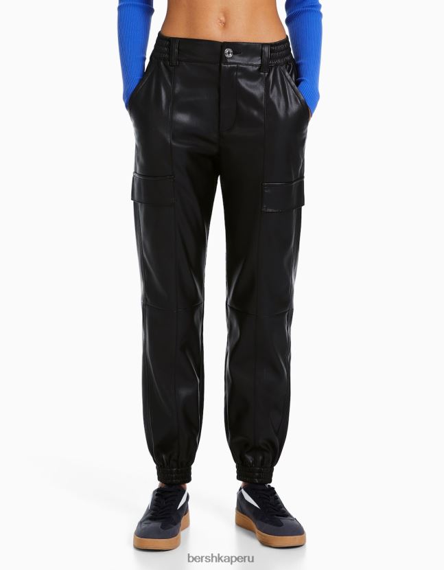 negro Bershka mujer joggers cargo de piel sintética 806J6B1364