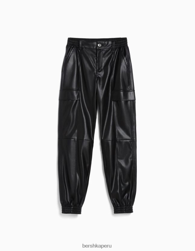 negro Bershka mujer joggers cargo de piel sintética 806J6B1364