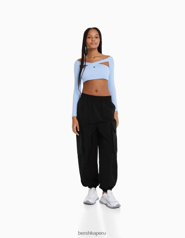negro Bershka mujer pantalones de chándal cargo de nailon con bolsillos 806J6B1336