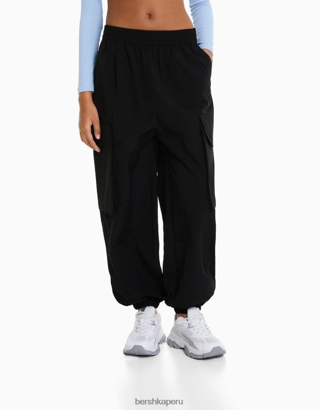 negro Bershka mujer pantalones de chándal cargo de nailon con bolsillos 806J6B1336