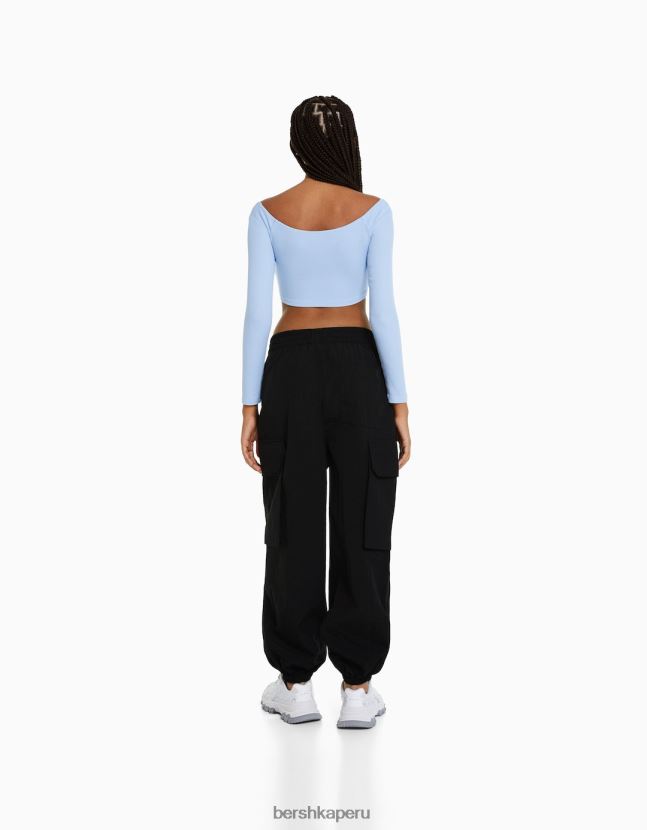 negro Bershka mujer pantalones de chándal cargo de nailon con bolsillos 806J6B1336