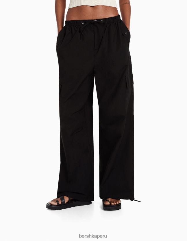 negro Bershka mujer pantalones de chándal tipo paracaídas de nailon sintético 806J6B1310
