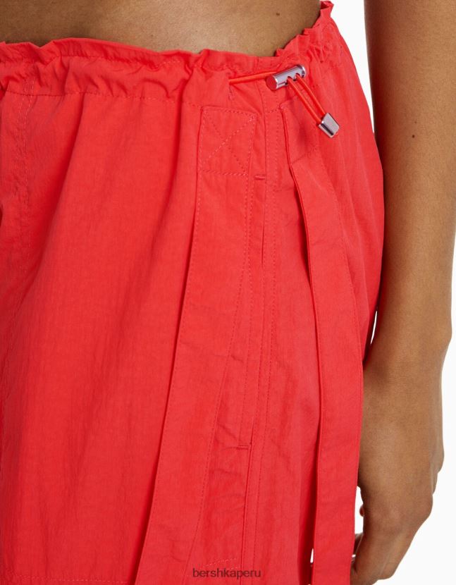 rojo Bershka mujer pantalones cargo de nailon con tiras 806J6B1311